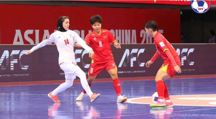 Vietnam women’s futsal team top Group B after goalless draw with Iran